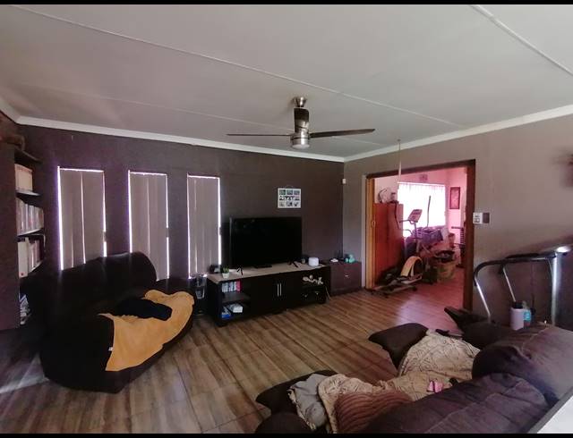 4 BEDROOM FREESTANDING FOR SALE IN STILFONTEIN EXT 4